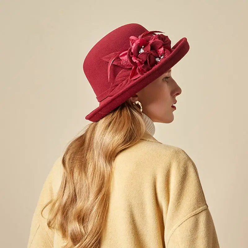 

Womens Winter Vintage Faux Felt Trimmed Bucket Cap Flower Feather Imitation Pearl Bowknot Elegant Wedding Church Trend Top Hat