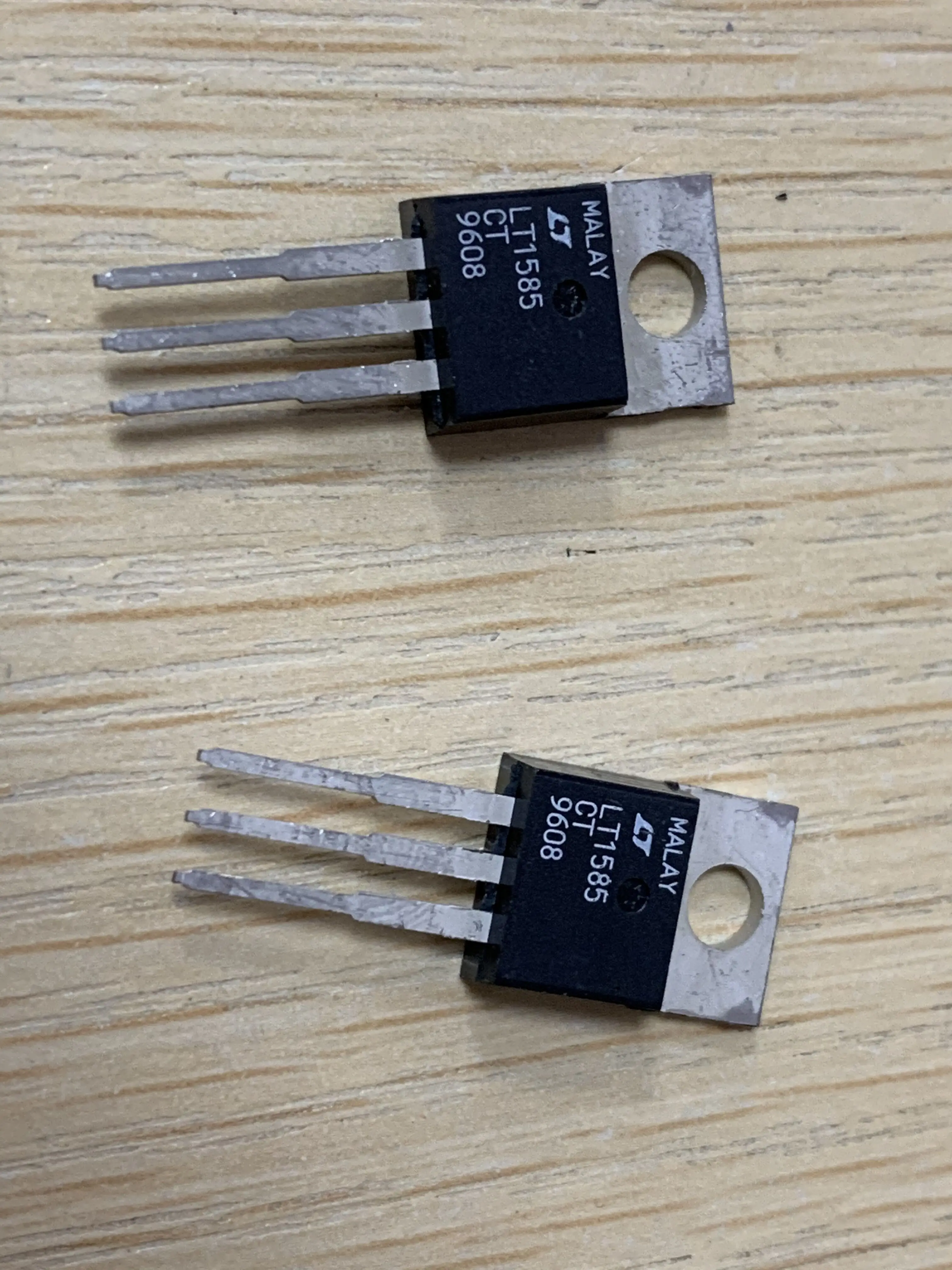 Новый оригинальный линейный технологический регулятор напряжения LT1585 IC |
