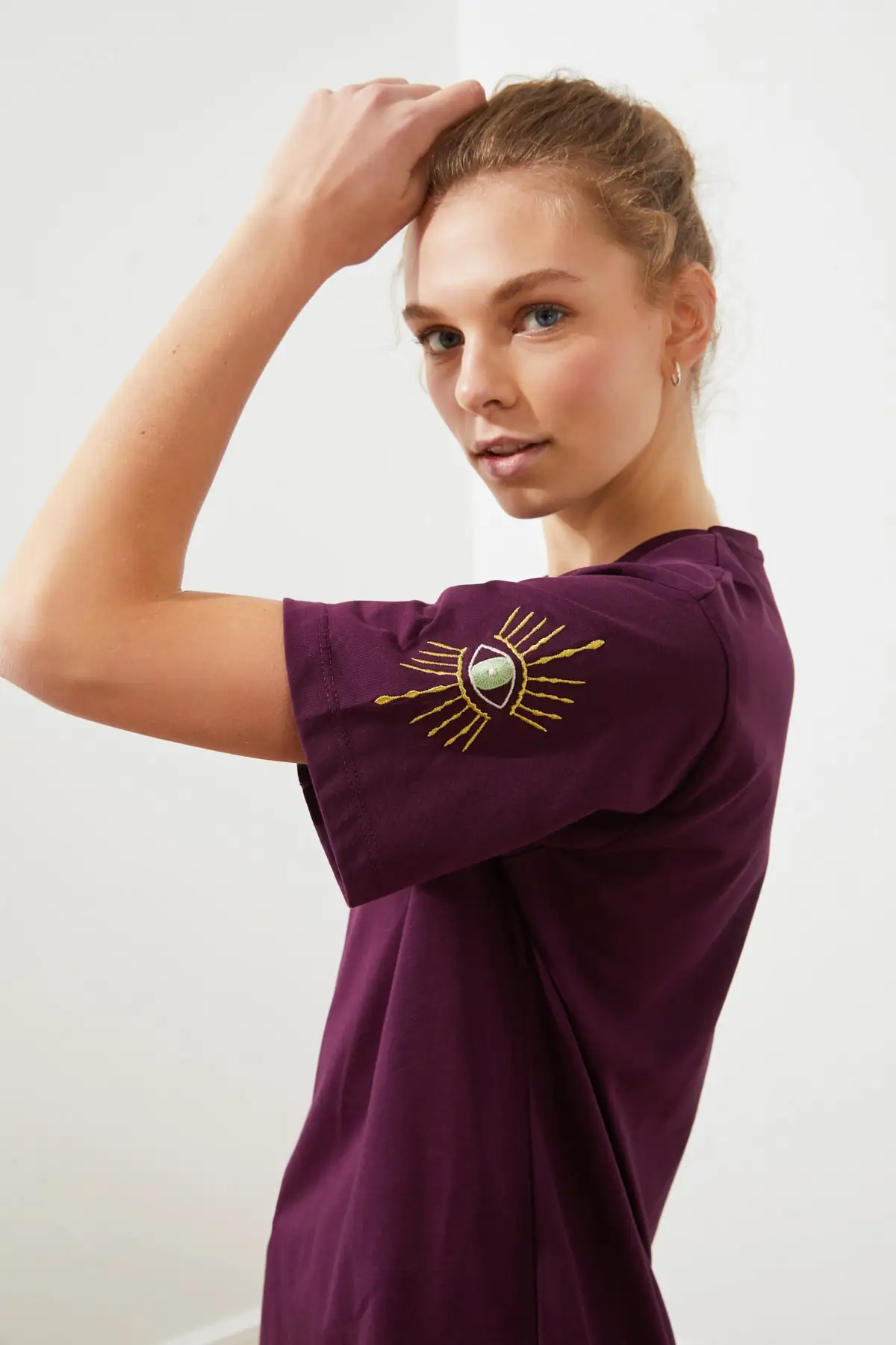 Трикотажная футболка с вышивкой и рукавами Trendyol Boyfriend TWOSS21TS1789 | Женская одежда