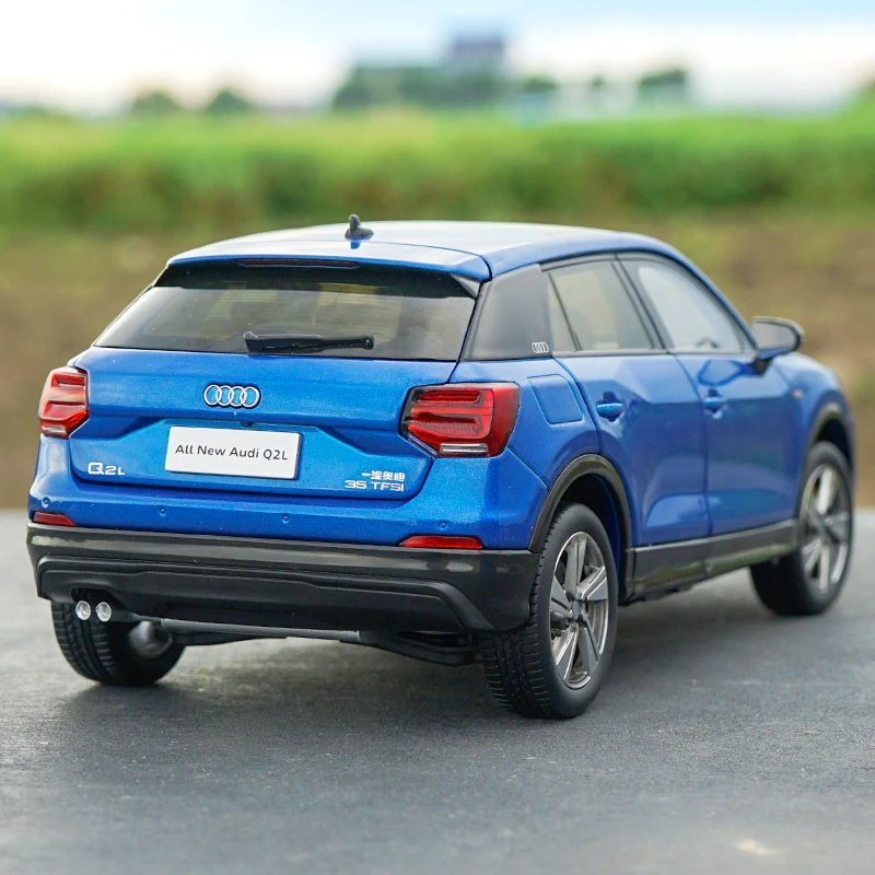 Фабричный 1:18 Литой Сплав модель внедорожника все новые Audi Q2L литая модель автомобиля с маленьким подарком