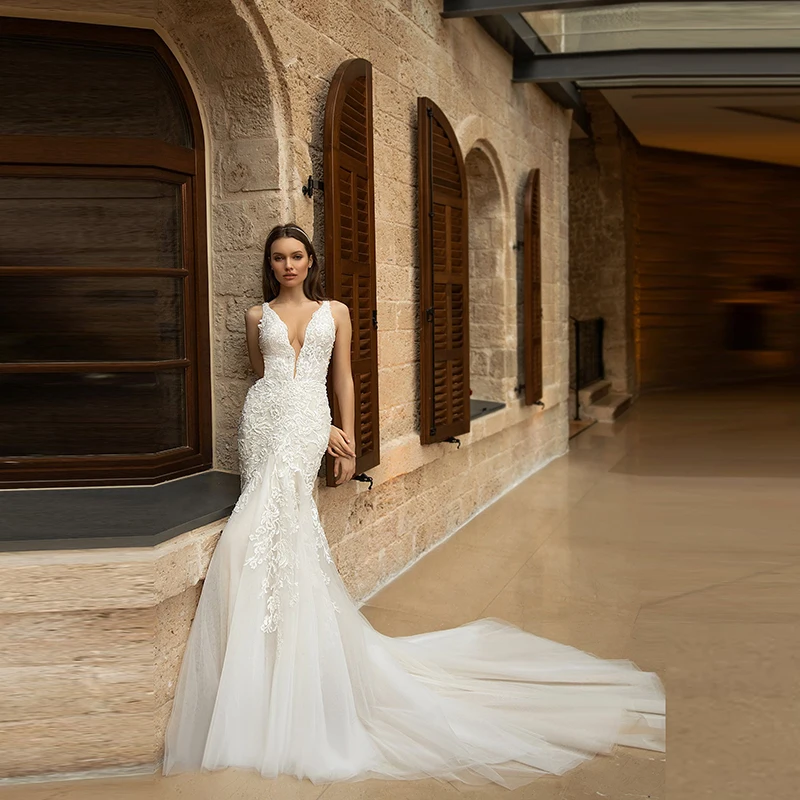 

Latest Elegant Mermaid Lace Sleeveless Bride Wedding Dresses Deep V Neckline Bridal Gowns Back Out Appliqued Chapel Train
