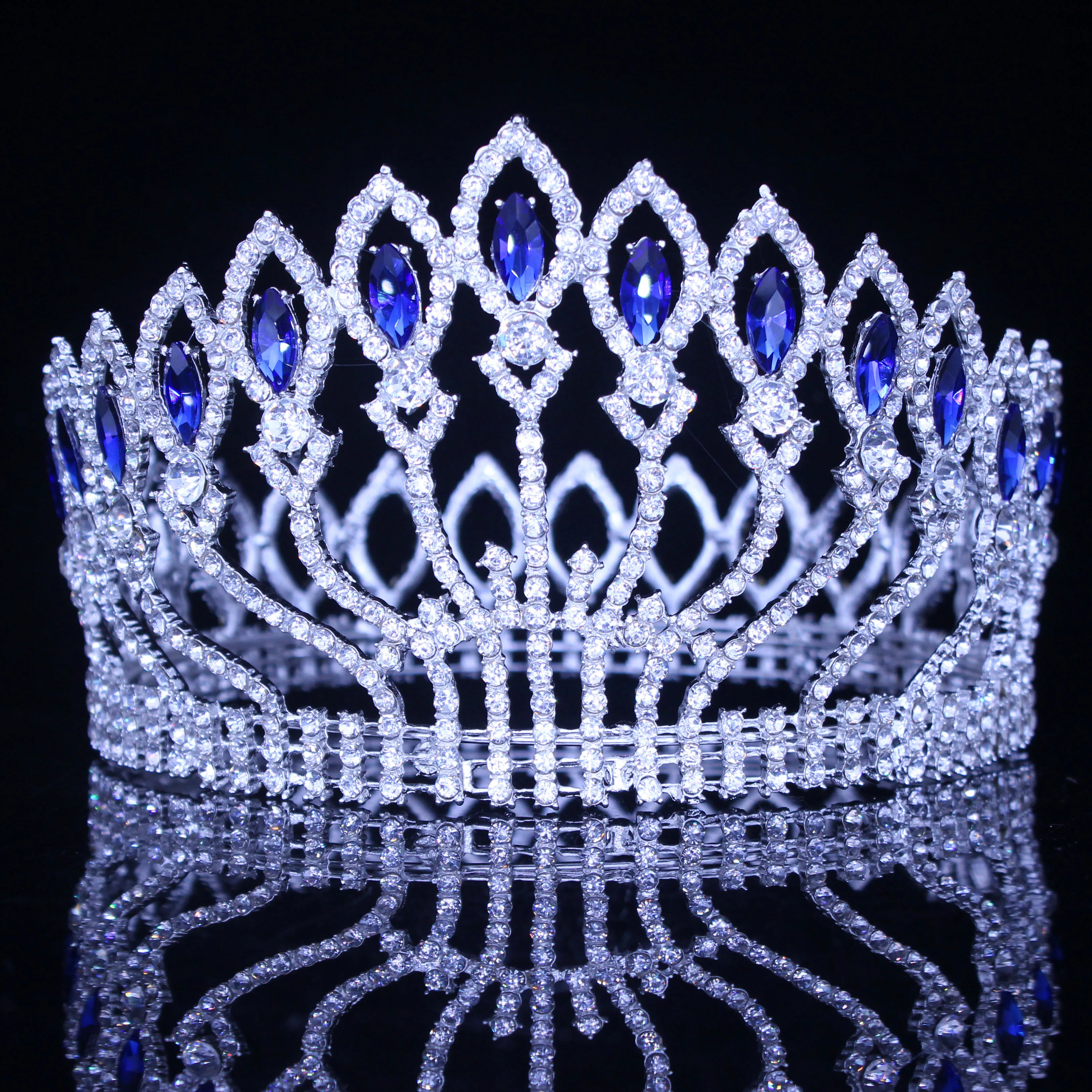 Корона хрусталь. Корона из хрусталя. Корона круглая. Корона королевы серая. Хрустальная корона.