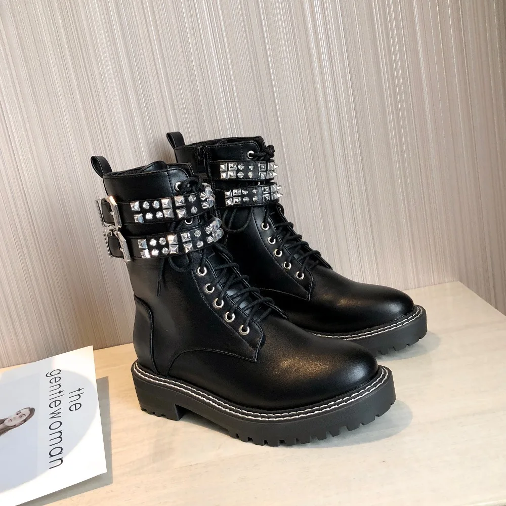 Черные ботильоны для женщин из искусственной кожи; ботинки на платформе со шнуровкой и шипами; осенне-зимняя обувь; женские мотоботы в стиле панк-рок; размер 40