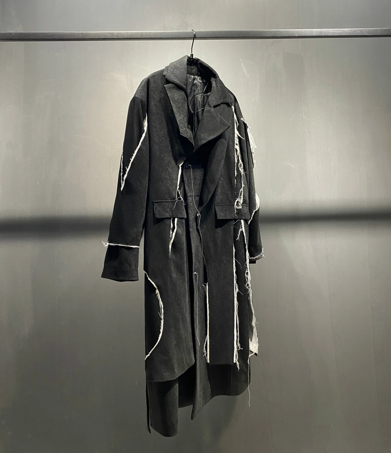 

2021 autumn/winter black coat medium length double layer design loose temperament deconstructed fur-trimmed trench coat