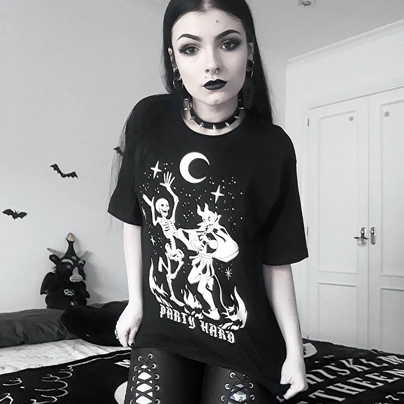 Женская футболка Goth черная с о-вырезом коротким рукавом принтом в виде черепа и