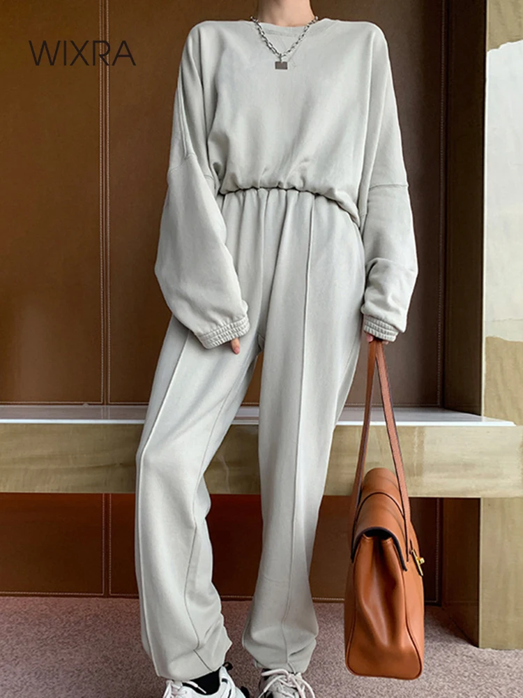 Женский спортивный костюм из пуловера и штанов на резинке с круглым вырезом