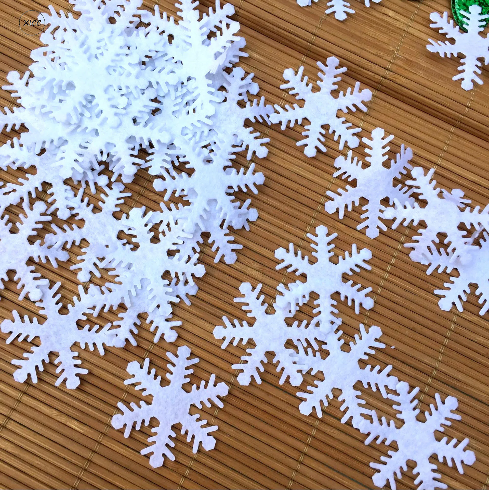 

XICC 100pcs Polyester Christmas Snowflake Wool Felt Party White Nonwoven Patches 4cm Applique Sticker For DIY Scrapbooking Craft