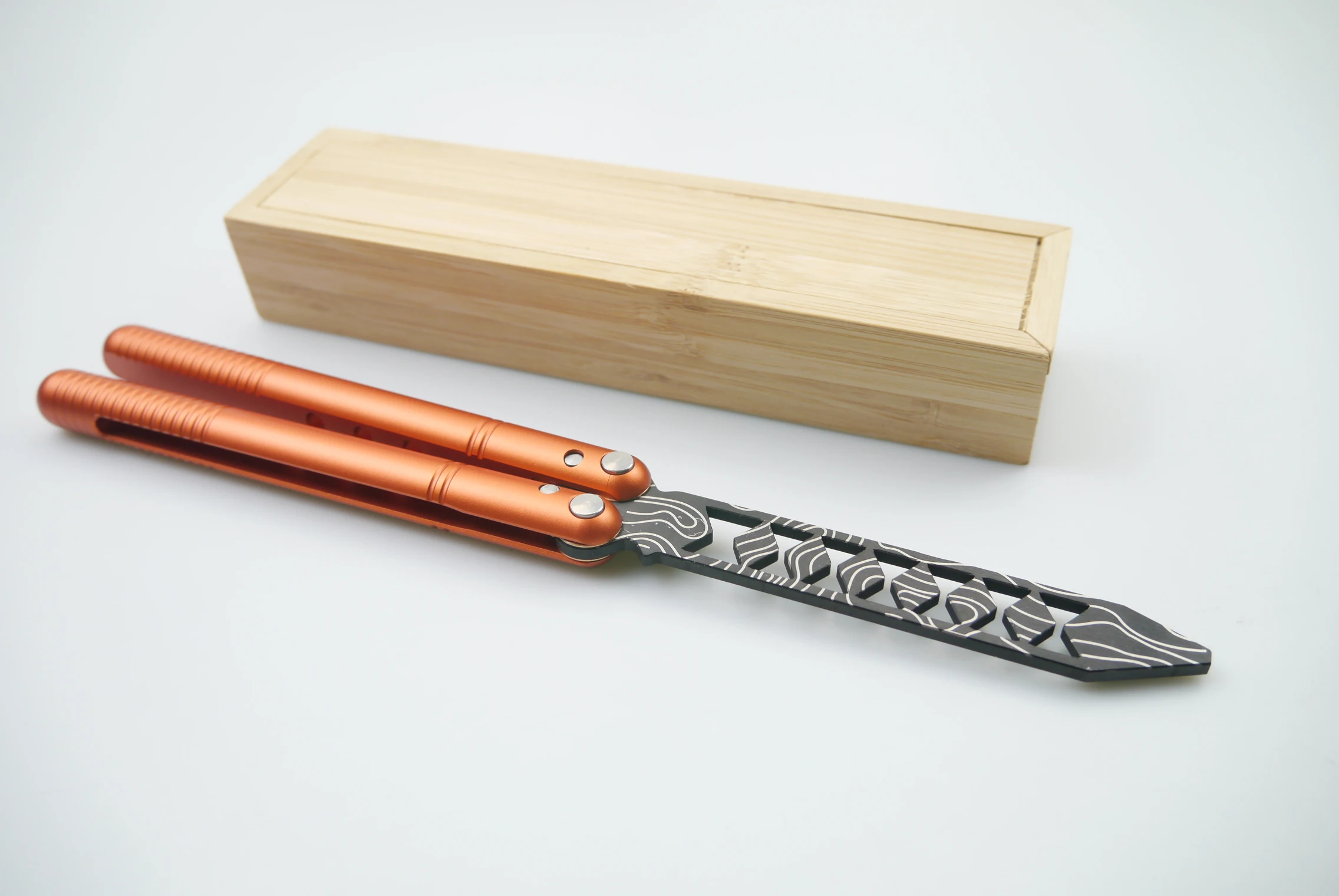 Round-Handle-with-Hourglass-Blade-BALI-HIGH-Quality-MATERIAL-ACCURATED-Tolerance-Bushing-Butterfly-Trainer.jpg Kerek Fogantyú Homokóra Pengével Bali Anyaggal Beállított Tolerancia Persely Pillangó Edző - Image 5