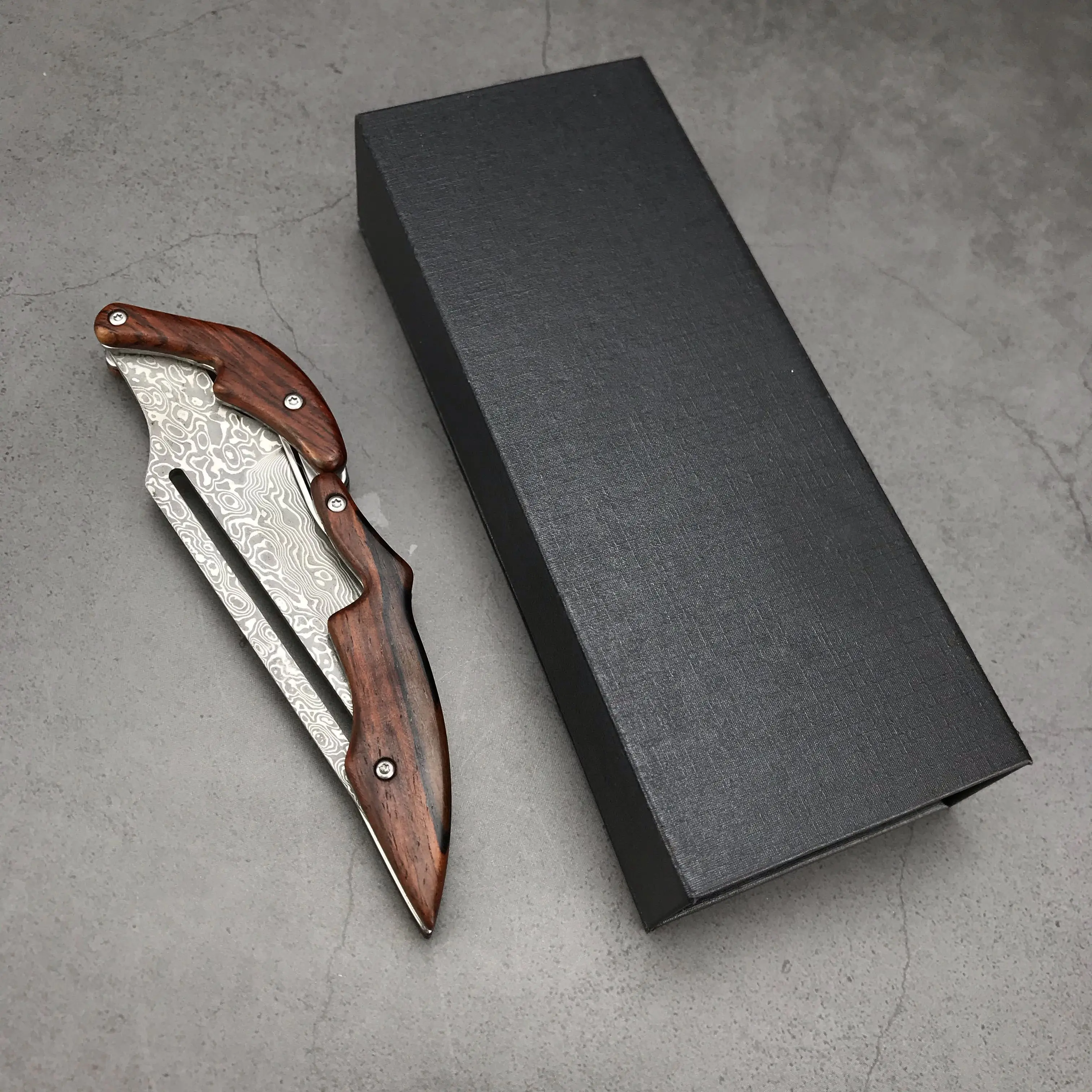 https://ae01.alicdn.com/kf/Ha420d1f0562746c8bd5737a240096c83S/High-Quality-67-Layers-VG10-Damascus-Steel-Folding-Knives-Tactical-Hunting-Mechanical-Knife-Outdoor-Camping-Survival.jpg