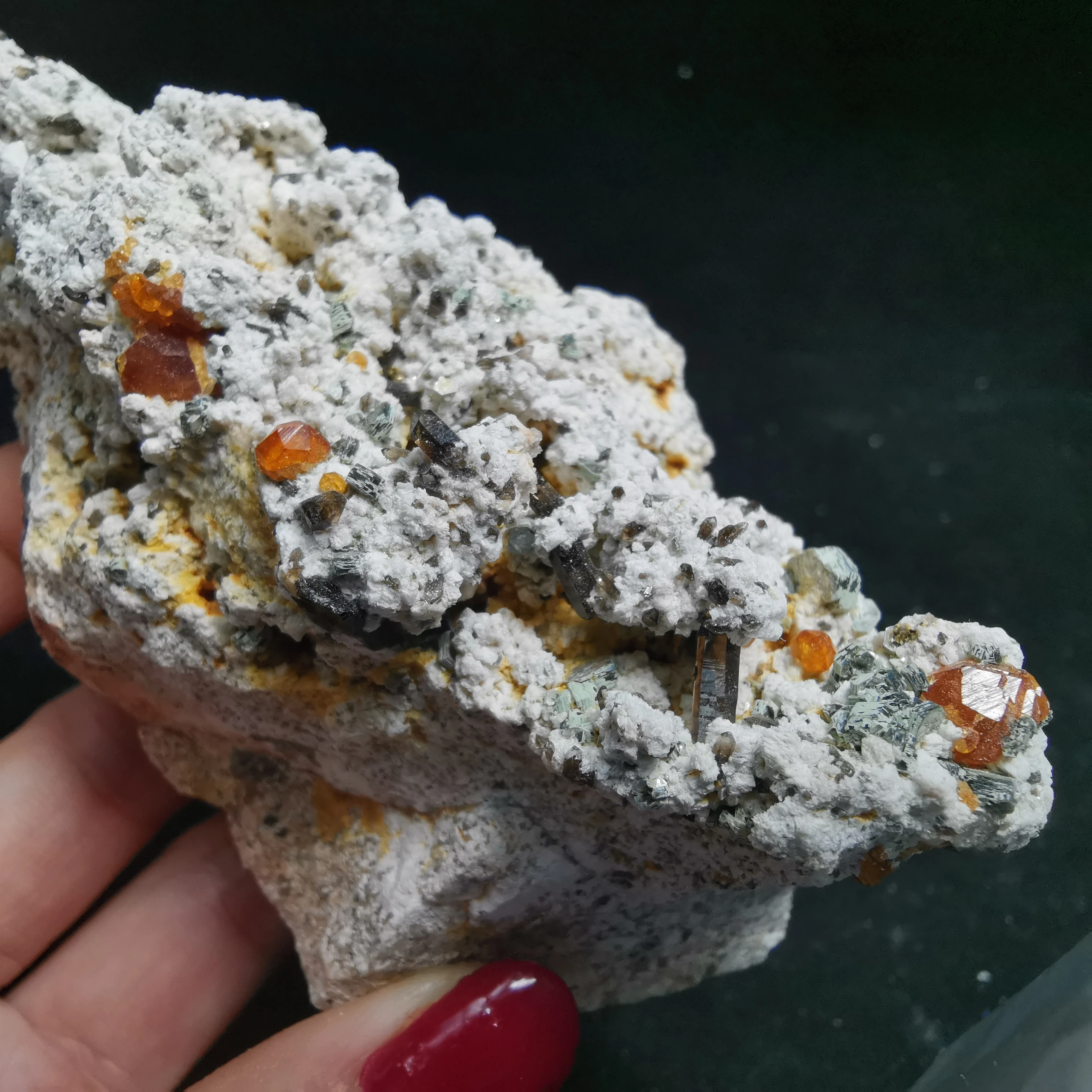 

241.8g.100% natural crystal with garnet mineral specimen stone and crystal healing crystal quartz gem