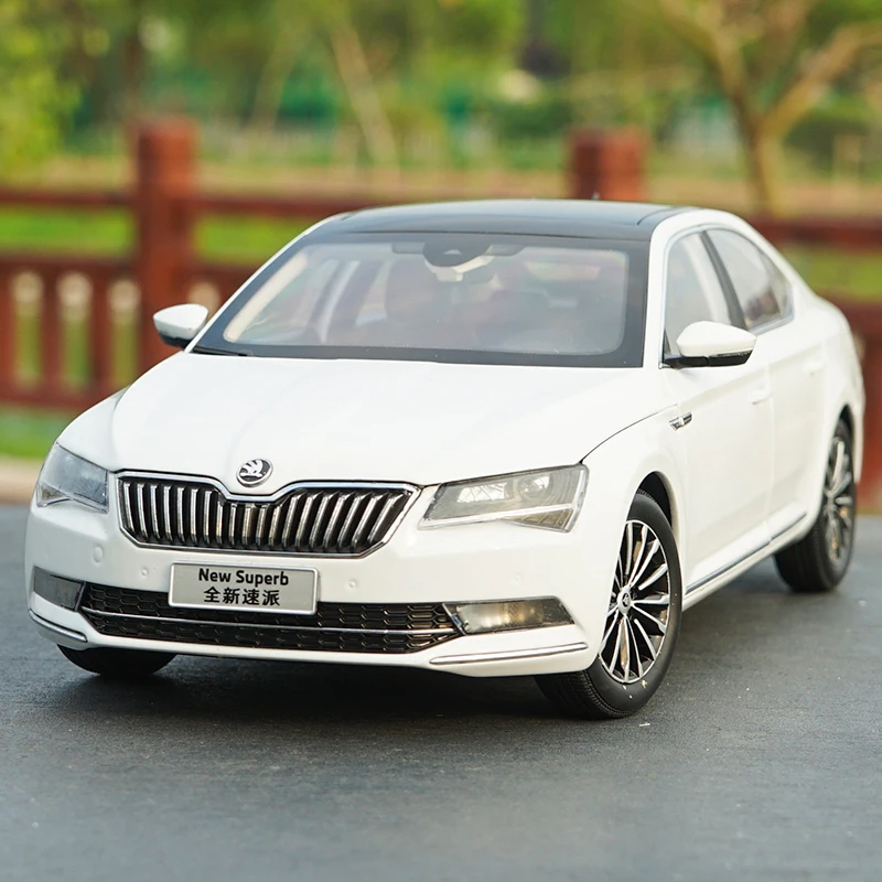 Оригинальная Заводская аутентичная 1:18 VW SKODA новая превосходная литая модель с