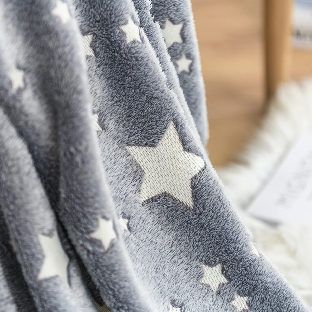 Glow in The Dark Throw Blanket Galaxy Stars Pattern Flannel Fleece Blanket Soft Warm Fuzzy Plush Blanket Kids Christmas Decor
