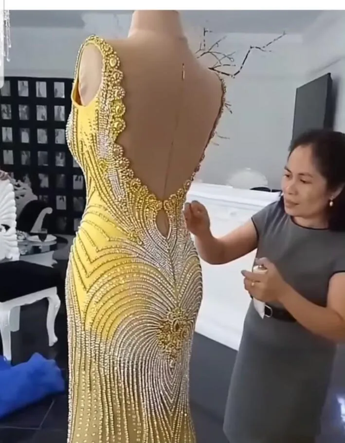 2019-yousef-aljasmi-evening-dresses-v-neck-backless-3d-floral-appliqued-beaded-mermaid-prom-dress-sweeprain-custom-made-formal-party-gowns (1)