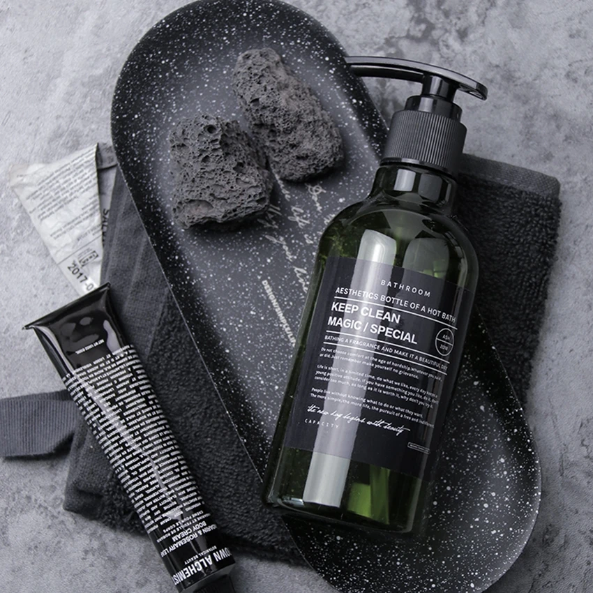 Пластиковая бутылка для хранения шампуня ванной зеленая жидкости в