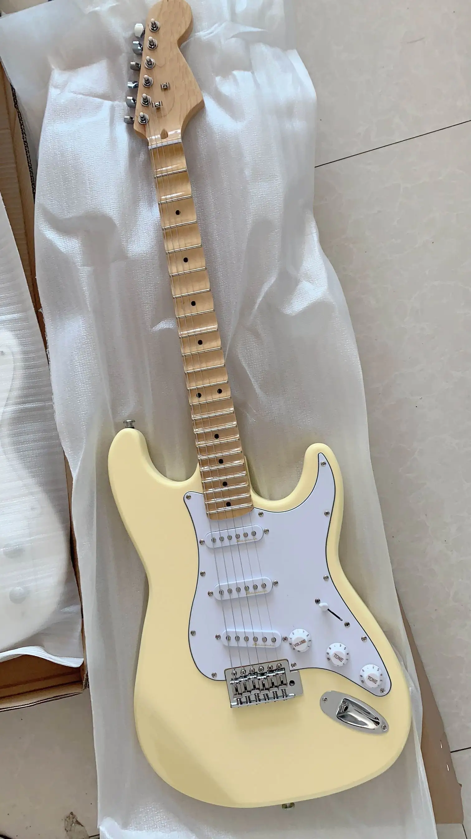 Оптовая продажа гитар новый крем Yngwie Malmsteen зубчатый кленовый гриф ST 6 струн