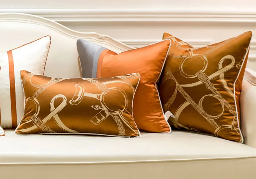 Винтажный элегантный чехол-подушка в восточном стиле оранжевого цвета на спинку