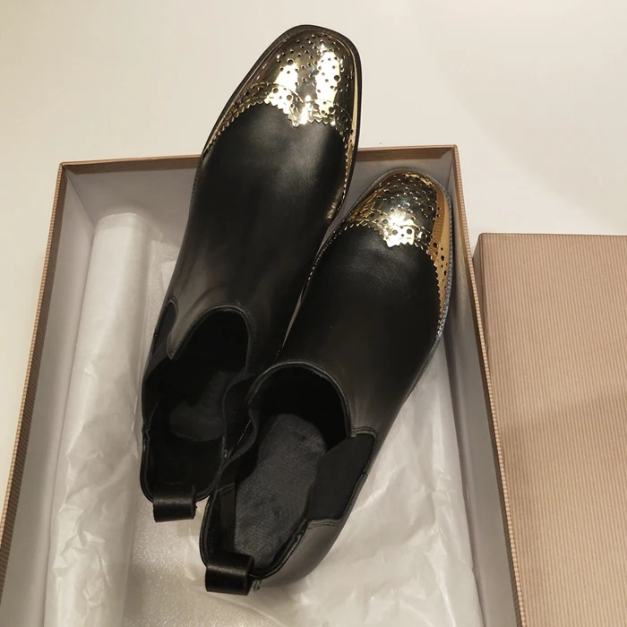 Черные кожаные ботинки «Челси»; броги с перфорацией; ботильоны на плоской подошве с золотым украшением; дизайнерская женская обувь