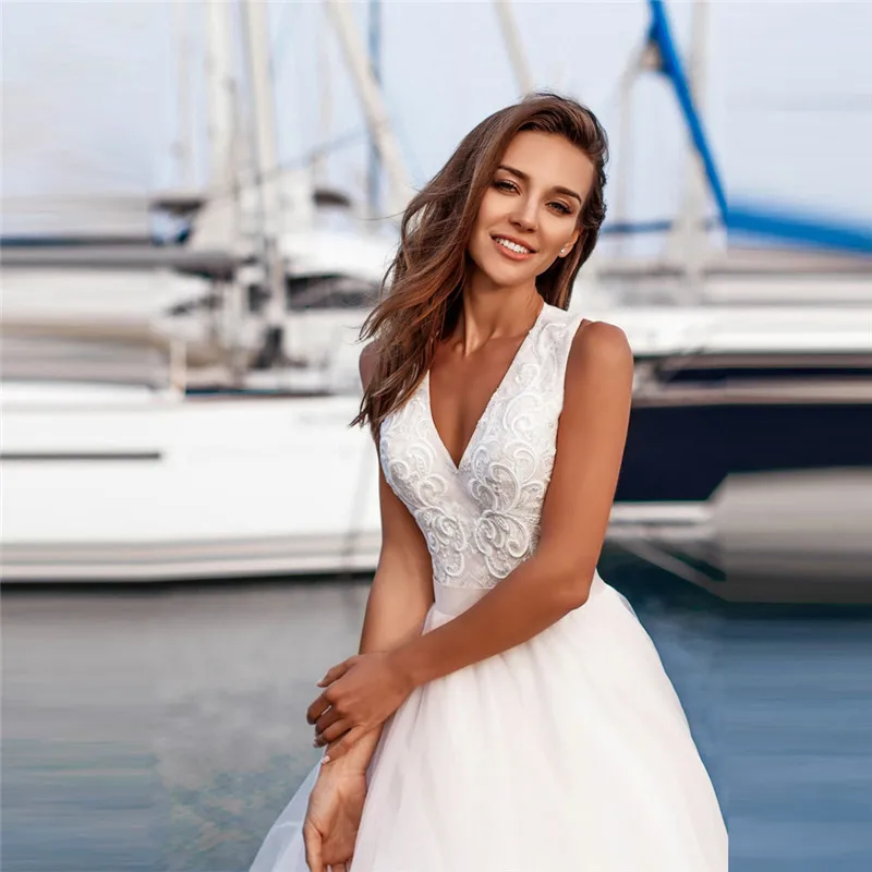 

2021 Sexy Deep V-Neck A-Line Wedding Dress With Lace Appliques Open Back Custom Sleeveless Bridal Gowns Beach Fashion Vestidos