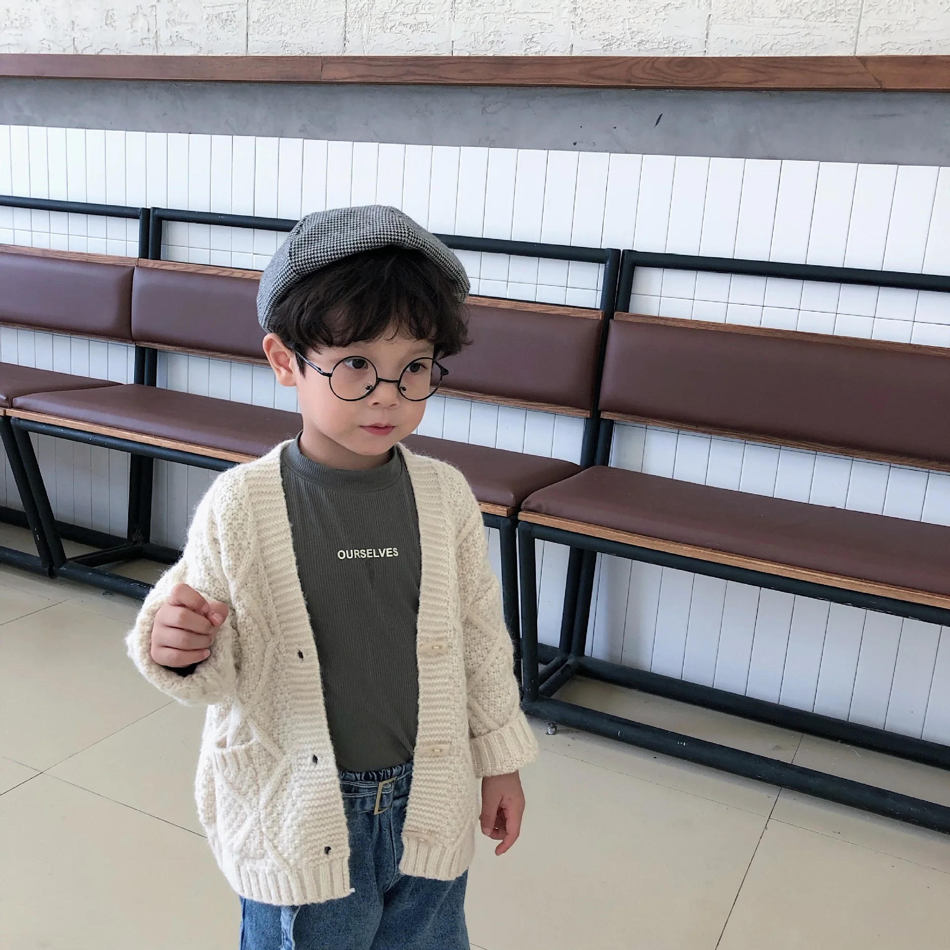 Корейский стиль для маленьких мальчиков модные однотонные Цвет Свитер в клетку кардиганы для девочек с v-образным вырезом, кнопка с ЦАПами Свободные свитеры