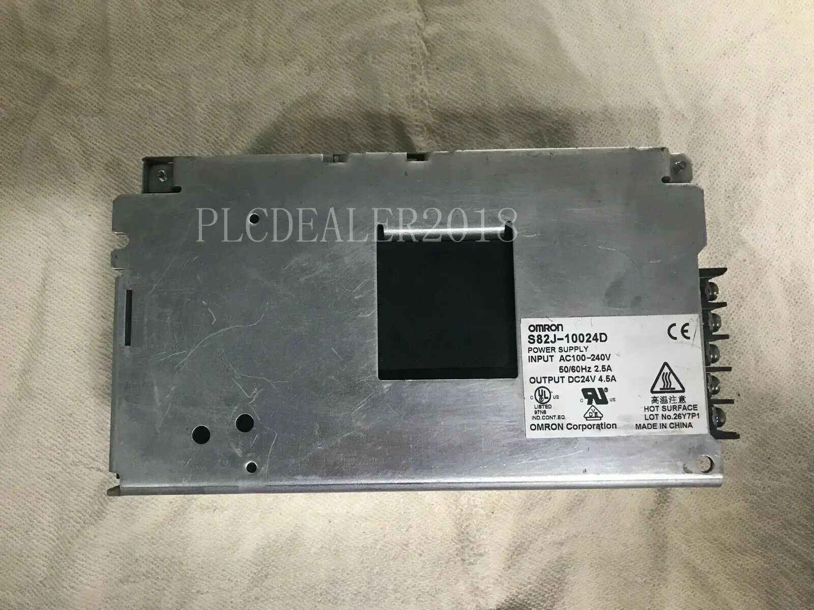 В коробке Omron S82J-10024D источник питания S82J10024D