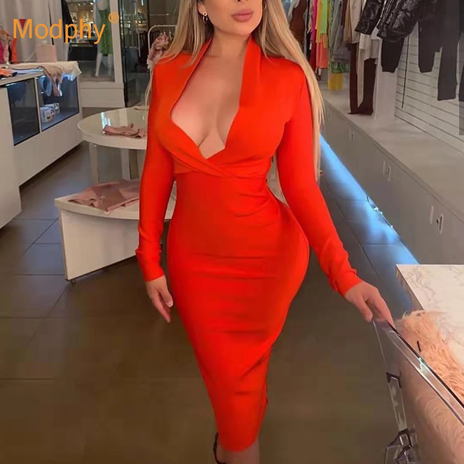 Женское облегающее платье с длинным рукавом и глубоким v-образным вырезом