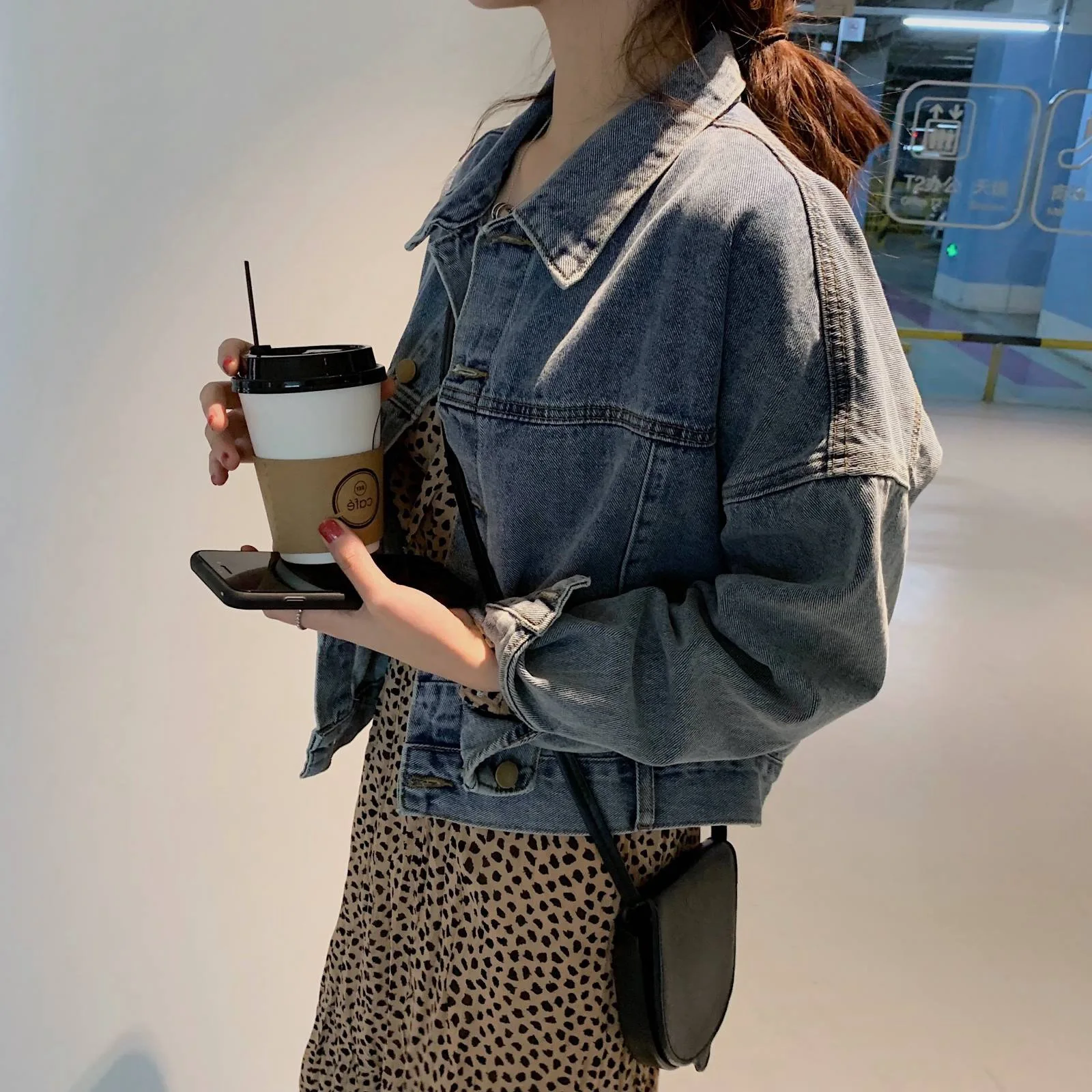 

Photo Shoot CHIC Elegant Blue Cowboy Short Loose-Fit Simple Fold-down Collar Single Breasted College Style BF Jacket Women's