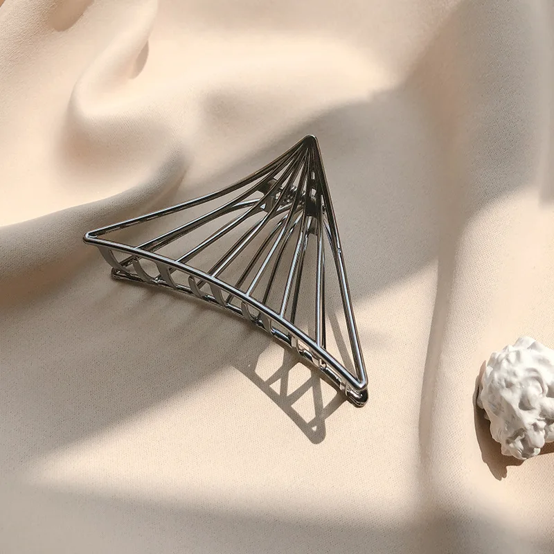 Vintage Geometric Triangle Metal Hair Claws For Women Classic Big Hair Clip Fashion Hair Hair Pin Hair Accessories Head Wear - Цвет: 704 Black
