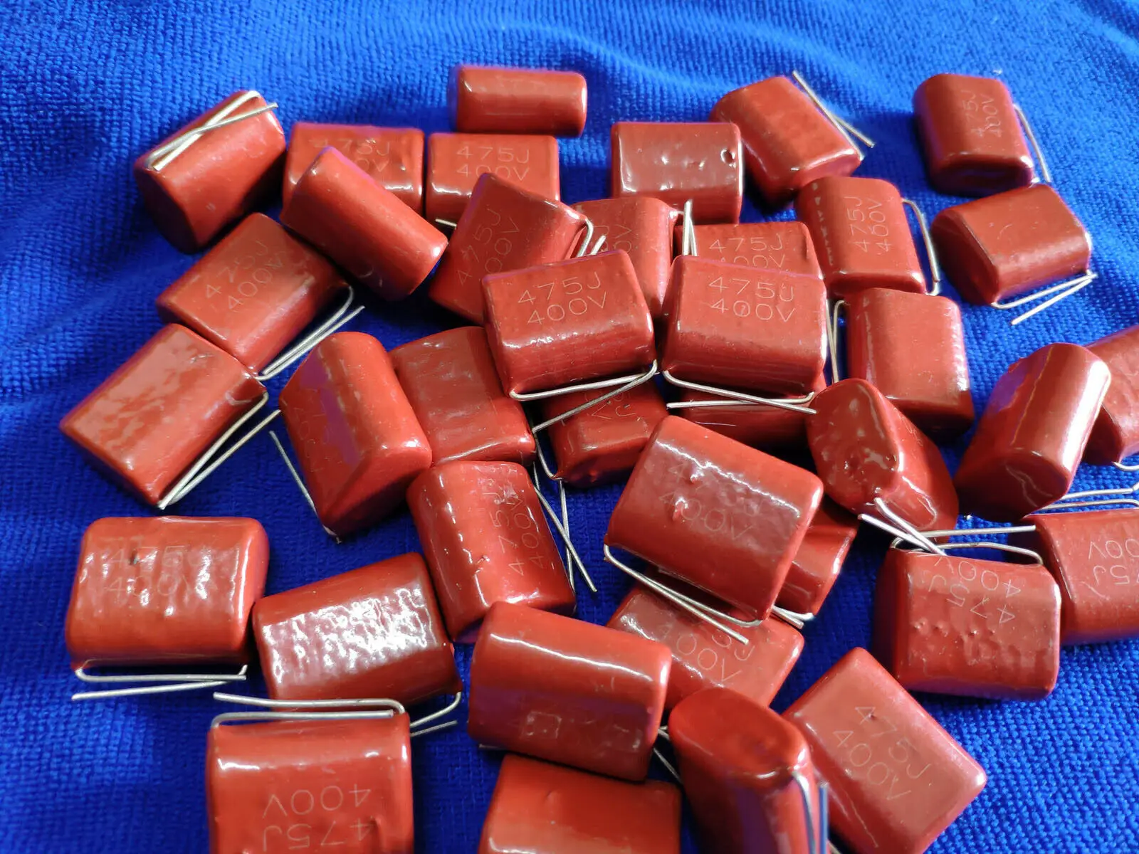 50pcs 475J 400V В американском стиле, имеется на 50/100 шт CBB Металлизированный пленочный конденсатор с алюминиевой крышкой, 104/105/154/185/224/225/274/305/333/334/434/474/475/564/684/ 824J 400V - Цвет: 50pcs 475J 400V