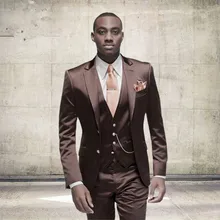 Последние конструкции пальто брюки коричневый Атлас итальянский смокинг Тощий освещение куртка сценический нежный пользовательский Выпускной мужской смокинг 3 шт