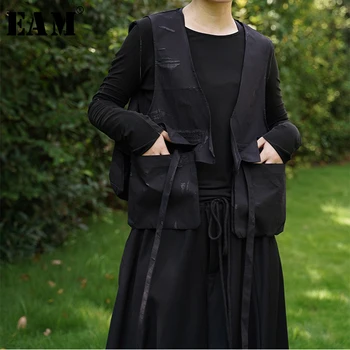 

[EAM] Women Loose Fit Black Pocket Strap Causal Vest New V-collar Sleeveless Fashion Tide All-match Spring Autumn 2020 1A289