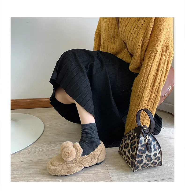 Зимние женские милые плюшевые хлопчатобумажные туфли на плоской подошве; Zapatos de mujer; модные однотонные водонепроницаемые Мокасины с закрытым носком, украшенные меховыми помпонами