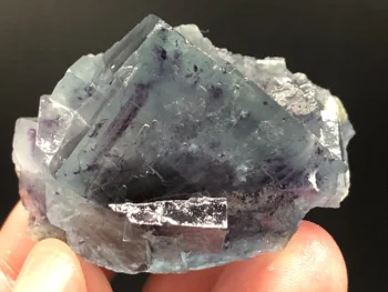 

80.9gNatural dark purple fluorite, crystal mineral specimen