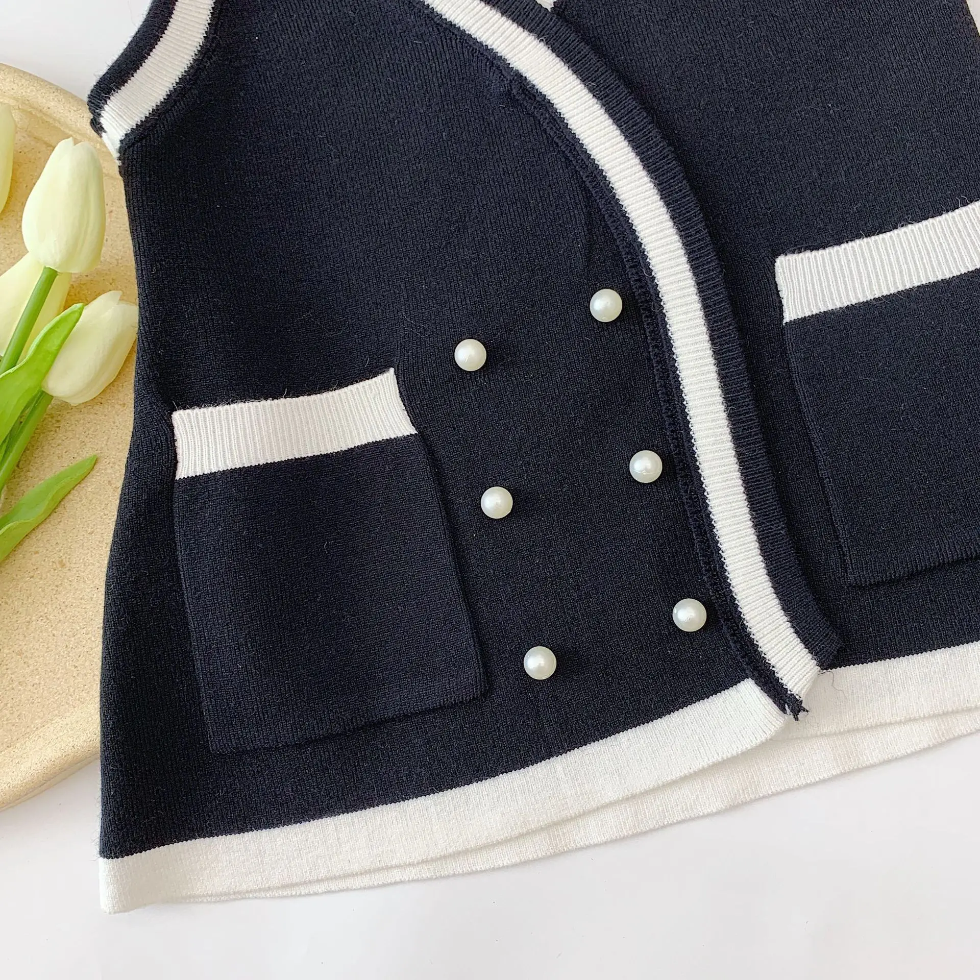 Autumn girls fashion knitting waistcoats Korean style black white color matching sleeveless vests