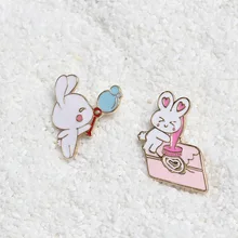 Маленькая брошь с кроликом из мультфильма для женщин, милое украшение в японском стиле, креативное универсальное фиксированное украшение для одежды, сумки, аксессуары, значок 2399