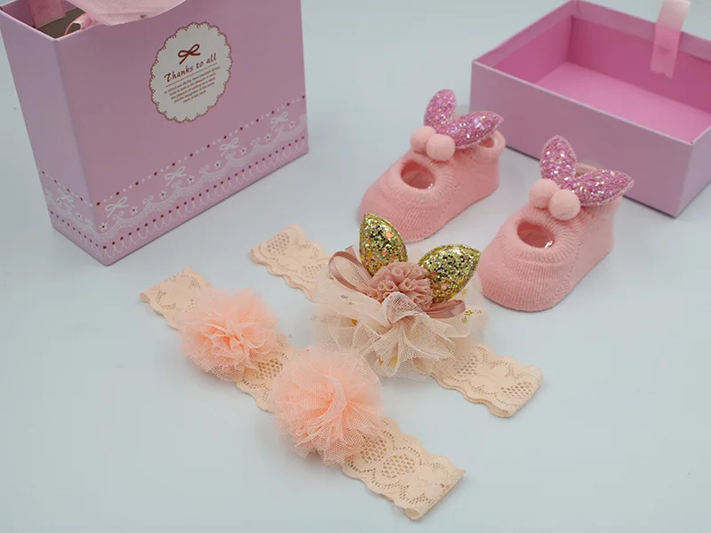 18-Pink Повязка на голову для новорожденных девочек; повязка на голову с бантом и цветами; аксессуары для волос; носки в подарочной упаковке; Комплект из трех предметов; милые подарки для малышей - Цвет: 18-Pink