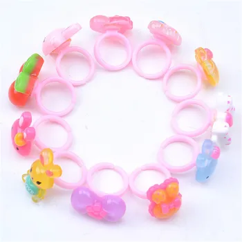 

The new children's boutique gift boxes girls love ring ring hand act the role of small gift wholesale plastic cartoon animals