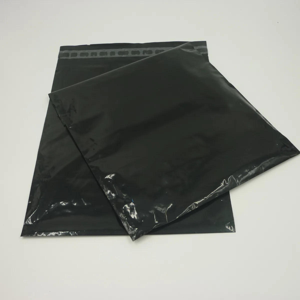 100x изготовленный на заказ логос напечатал глянцевый черный Цвет Пластик конверт почтовые сумки PE прилипающая Курьерская сумка для походов по магазинам и