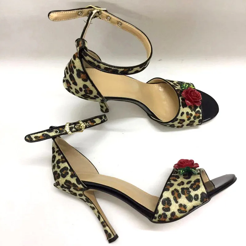 Флуоресцентные леопардовые босоножки на высоком каблуке; обувь для вечеринок с украшением в виде роз; пикантные Вечерние Босоножки на каблуке с открытым носком и ремешком с пряжкой; Sandalias Femme