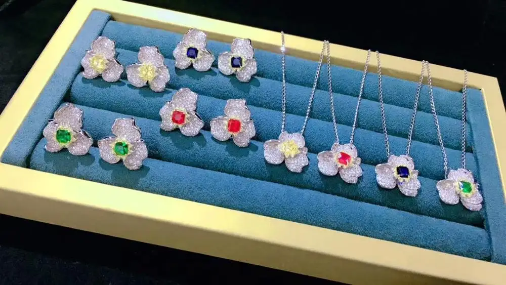 

Серьги-гвоздики и кулон женские из серебра 925 пробы с фианитами