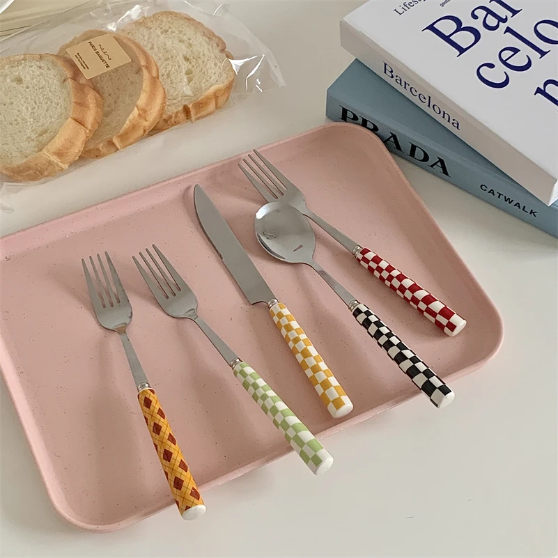Ins 스타일 디저트 스테이크 스테인레스 스틸 나이프 포크 스푼 주방 식기 체커 보드 격자 광택 세라믹 손잡이 3 개/대