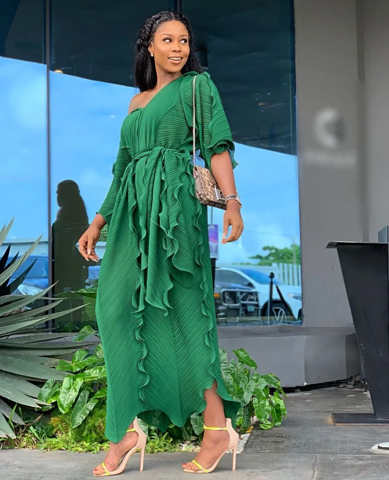 

2019 Europe and the United States hot sales pleated leaf edge loose vcollar mid-sleeve fashion African women's dress