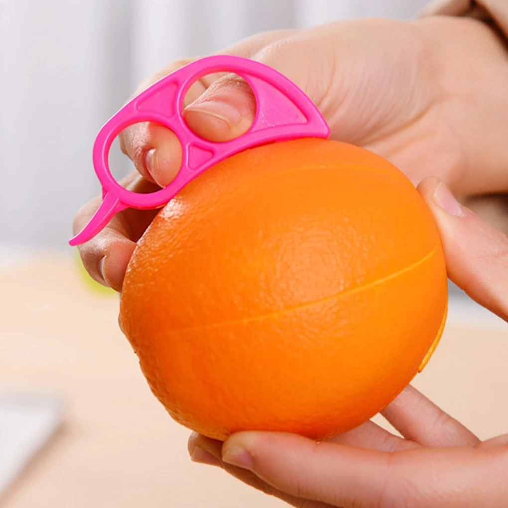 

High Quality Random Color Plastic Handhold Portable Mini Fruits Orange Lemon Plastic Mouse Opener Peeler Ring Kitchen Tools