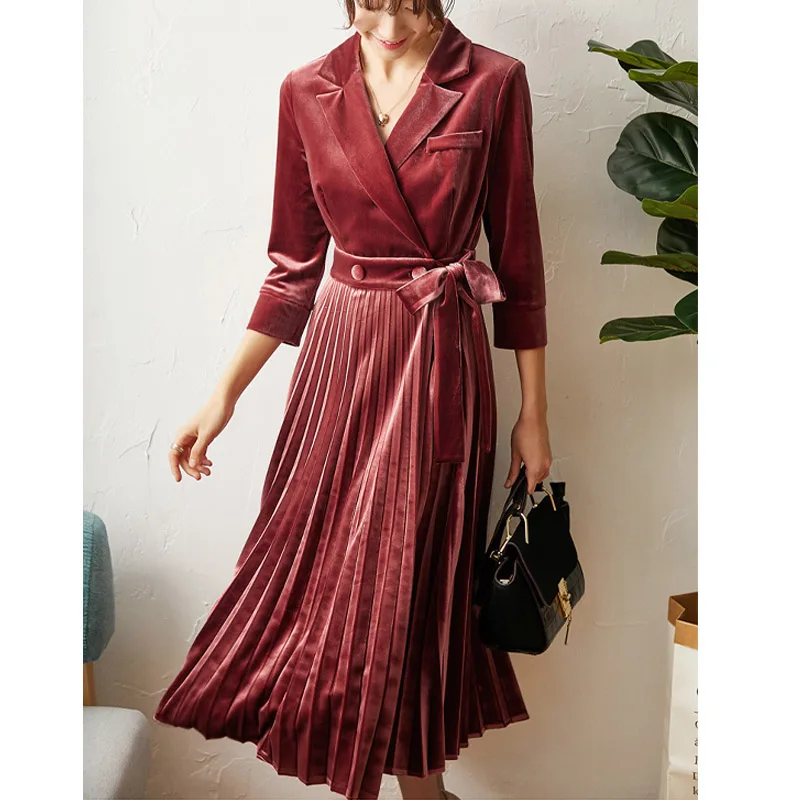 Женское бархатное платье средней длины плиссированное с v образным вырезом