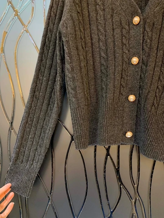 V-collar Woman New Button Decorative Pure-color Long-sleeved 100-hung Wool Card Knitted Shirt 922 in Early Autumn of