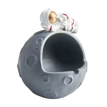 

Nordic Style Resin Astronaut Ashtray with Lid, Modern Household Anti-Fly Ash Cigar Ashtray Desk Ornaments