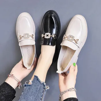 

Flat shoes women's spring 2020 loafers Korean version rhinestone buckle patent leather round toe platform small leather shoes