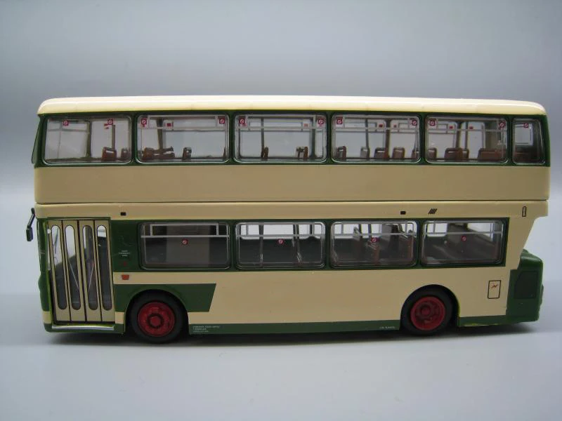 Bruhl брюки. Девушка бежит за автобусом. Туристы в автобусном туре. Шведские брюки для сада. Автобус штаны.