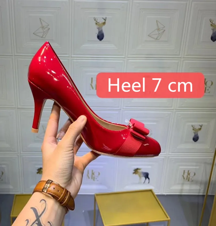 Женская обувь на плоской подошве; коллекция года; красные лаковые Кожаные Туфли-бантик для головы с декоративной металлической пряжкой; классическая женская обувь на плоской подошве