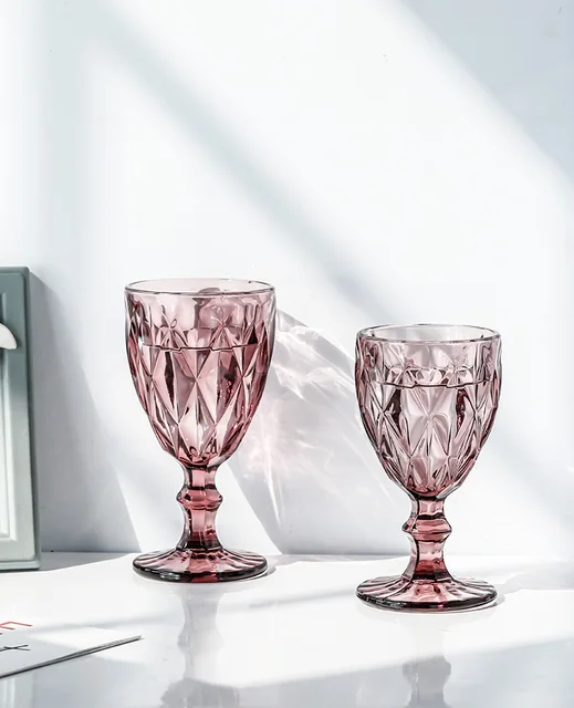 Copa de vino de vidrio prensado con vistoso relieve color amatista.
