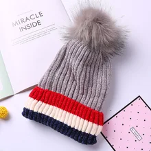 Новинка; зимние вязаные шапки Skullies Beanies из плотного искусственного меха с помпоном; женские теплые шапки в полоску; вязаная шапка с меховым помпоном